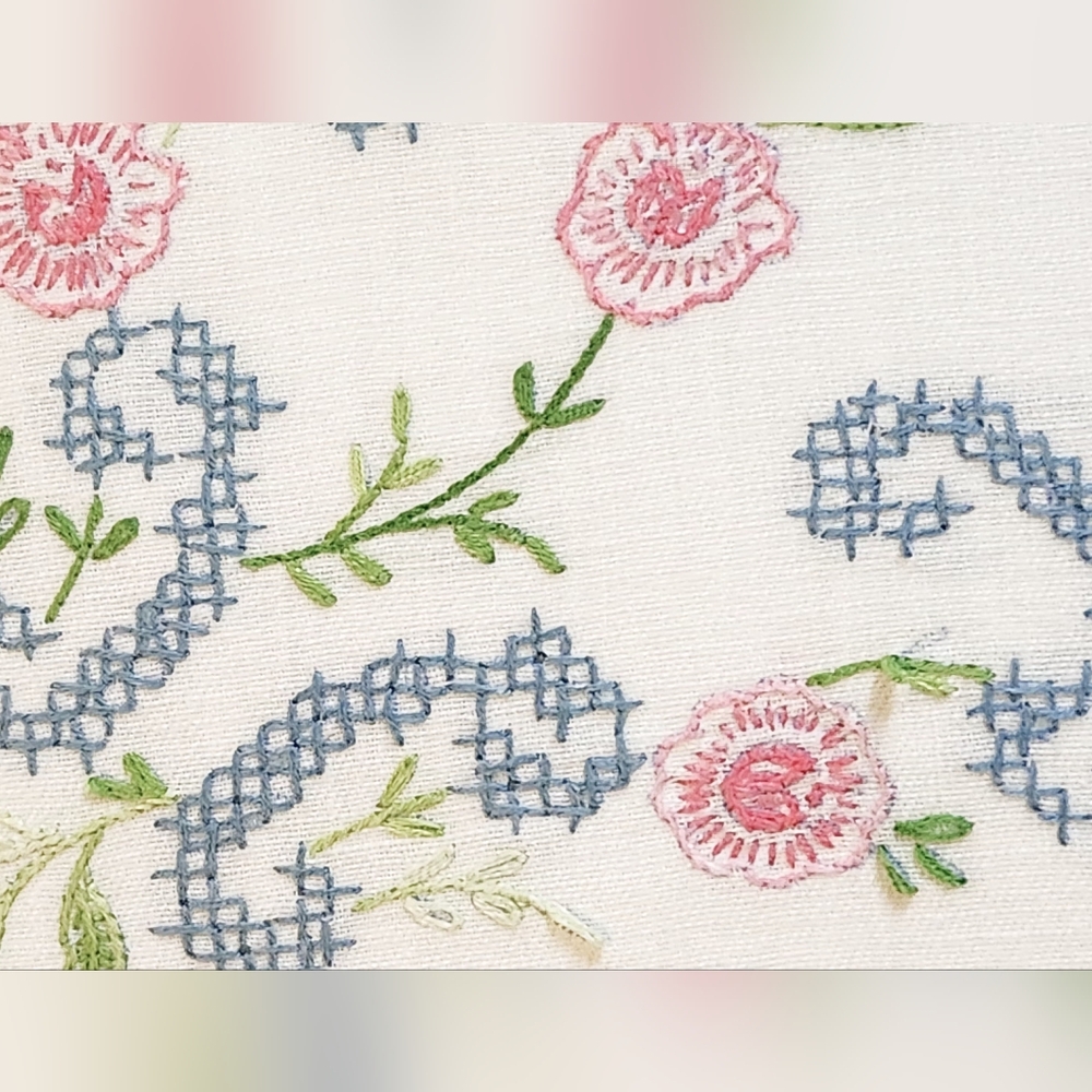 CROSS STITCHED SCALLOPED EDGE SOFT COTTON TABLECLOTH HANDMADE VINTAGE
